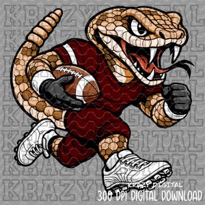 Peut inclure: Illustration de serpent de dessin animé jouant au football américain. Le serpent porte un maillot bordeaux et des crampons blancs, tenant un ballon de football. Le fond est gris avec le texte "KRAZY DIGITAL" et "300 DPI DIGITAL DOWNLOAD".
