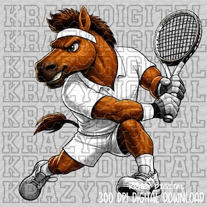 Puede incluir: Ilustración de dibujos animados de un caballo marrón jugando al tenis. El caballo lleva un atuendo de tenis blanco, una cinta para la cabeza y zapatillas deportivas, sosteniendo una raqueta de tenis. El fondo es un patrón gris claro con las palabras "KRAZY DIGITAL" repetidas.