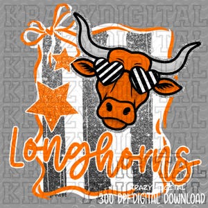Peut inclure: Graphique Longhorns orange et noir avec un taureau Longhorn portant des lunettes de soleil à rayures. Le design comprend des étoiles oranges, un nœud et le mot "Longhorns". Le fond est gris.