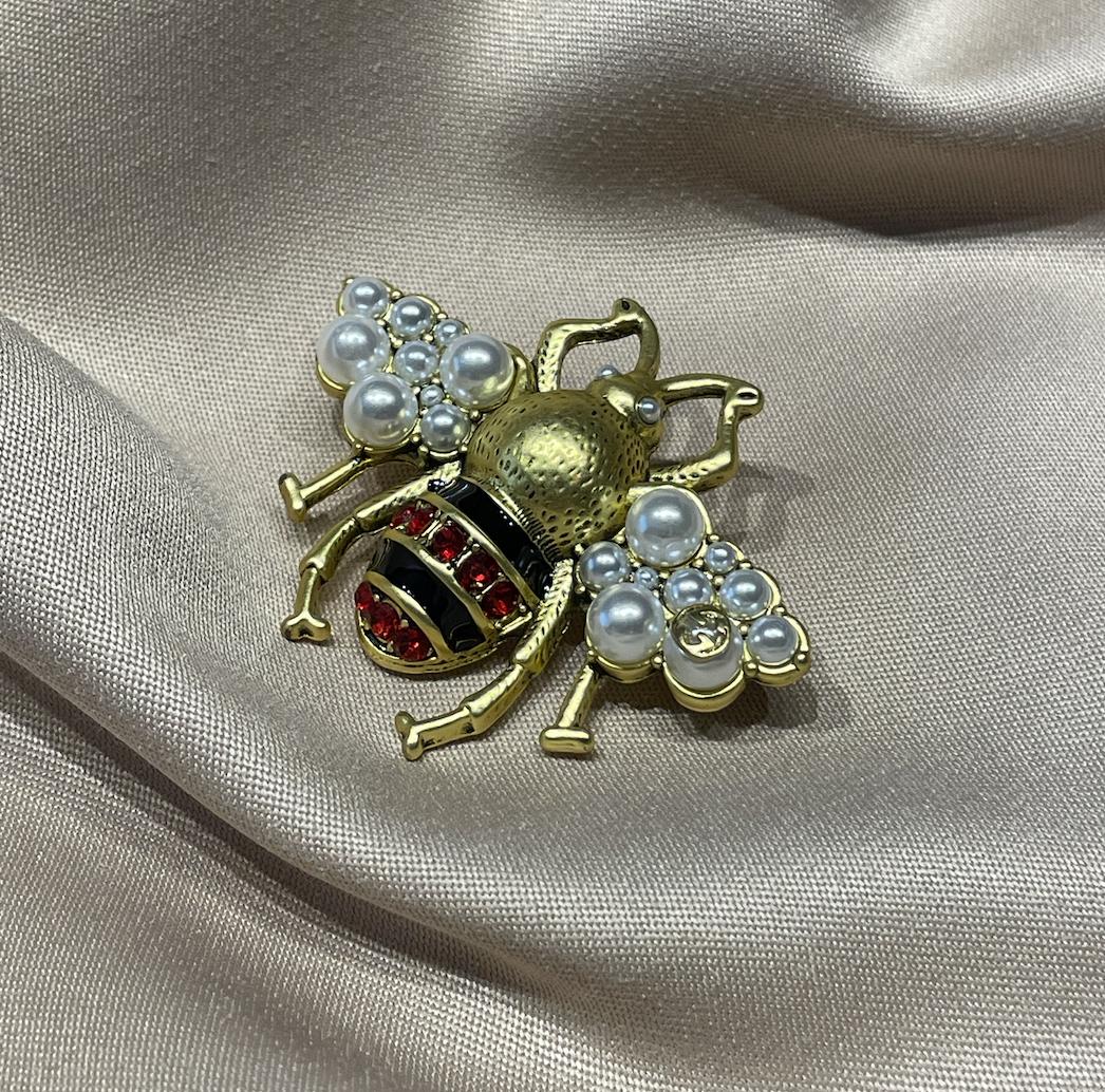 GUCCI bee ピアス ラインストーン パール GUCCI bee ピアス ラインストーン パール