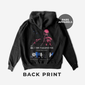 以下が含まれることがあります： 「マイ・ブラッディ・バレンタイン」というバンドのグラフィックプリントが施された黒いフード付きスウェットシャツ。プリントには、ハートを持った頭蓋骨と「Get your heart broken!」というテキストが描かれています。バンドメンバーは頭蓋骨の下に描かれています。