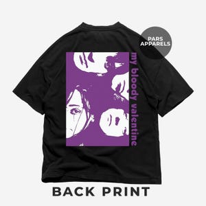 以下が含まれることがあります： 背面に顔の紫色のグラフィックプリントと「my bloody valentine」のテキストが施された黒いTシャツです。