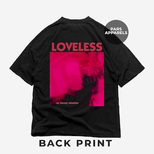 以下が含まれることがあります： 「LOVELESS」と「my bloody valentine」と書かれたピンクとブラックのグラフィックプリントが施されたブラックTシャツ。