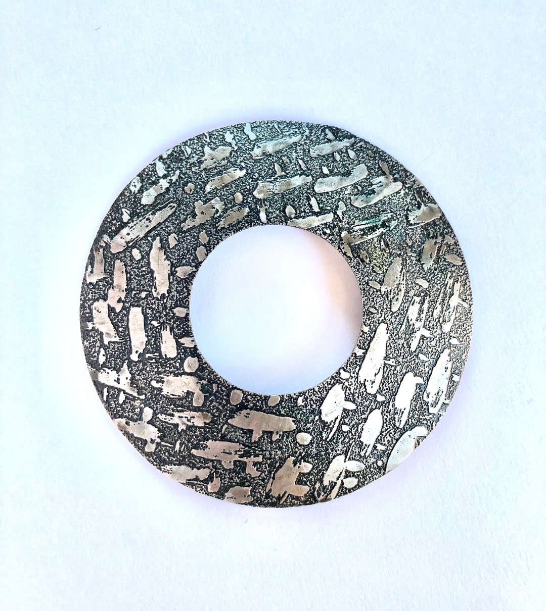 Broche Bijou Rétro Gravée En Relief Ajourée - Couleur Argent Poli - Année 1977 - Occasion Impeccable