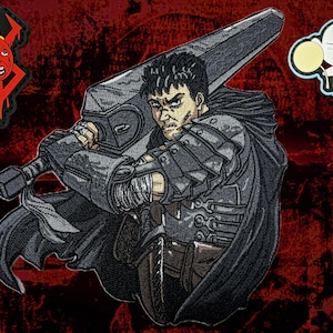 Puede incluir: Un parche bordado en negro y gris que representa a un personaje de la serie de anime Berserk. El personaje sostiene una espada grande y lleva una capa negra. El parche está sobre un fondo rojo.