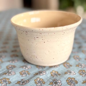 Cache-pot en grès beige émail blanc moucheté - Pot plante décoratif - Céramique fait main