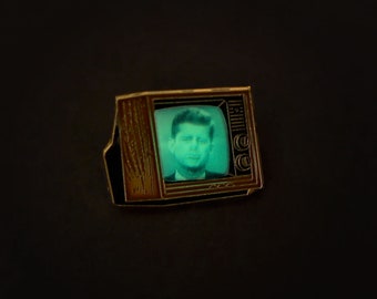 Televisor con acabado de madera y "JKF"