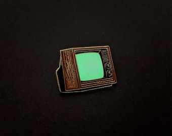 Televisor con acabado de madera y pantalla blanca brillante