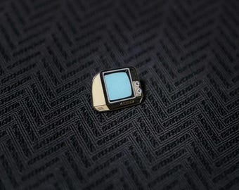 Televisor beige/azul con pantalla en blanco