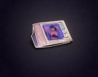 Televisor con acabado de madera y "Bettie Page"