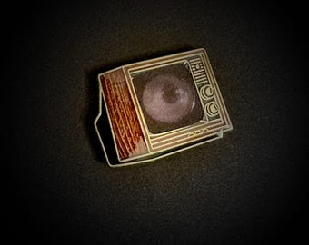 Televisor con acabado de madera y mirilla.