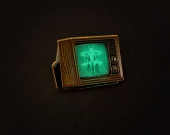 Emaljnål i träfiber med självlysande TV-motiv och förinstallerad "Metropolis - Full Transformation"