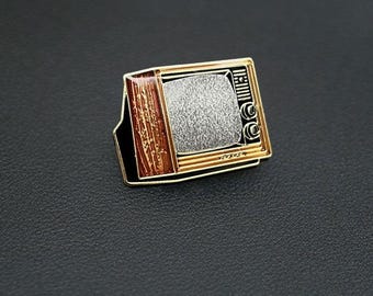 Televisor con acabado de madera y "estática".