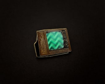 Televisor con acabado de madera y diseño en forma de "chevrón".