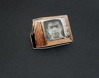 Woodgrain with "Bela Lugosi"