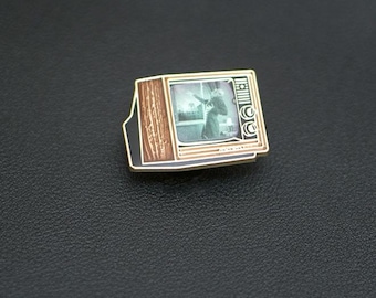 Televisor con acabado de madera y "Nosferatu desaparece"