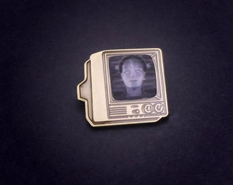 Televisor de bronce con "Primer plano de la metrópolis"