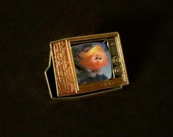 Woodgrain TV with "Hermey"