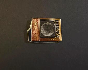Televisor con acabado de madera y función "Luna giratoria".