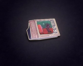 Televisor con acabado de madera y función "Volteo de perrito caliente".