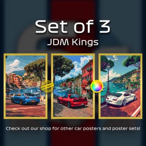 Puede incluir: Conjunto de tres impresiones de arte digital que presentan coches JDM en un entorno costero italiano pintoresco. Las impresiones presentan un Nissan Skyline GT-R azul, un Mazda RX-7 rojo y un Toyota Supra blanco.