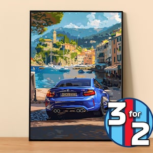 Puede incluir: Un coche deportivo BMW M2 CS azul estacionado en una calle de un pintoresco pueblo italiano. El coche tiene una matrícula negra que dice "MKL 11CS". El fondo presenta edificios coloridos, un puerto con barcos y un cielo azul claro.