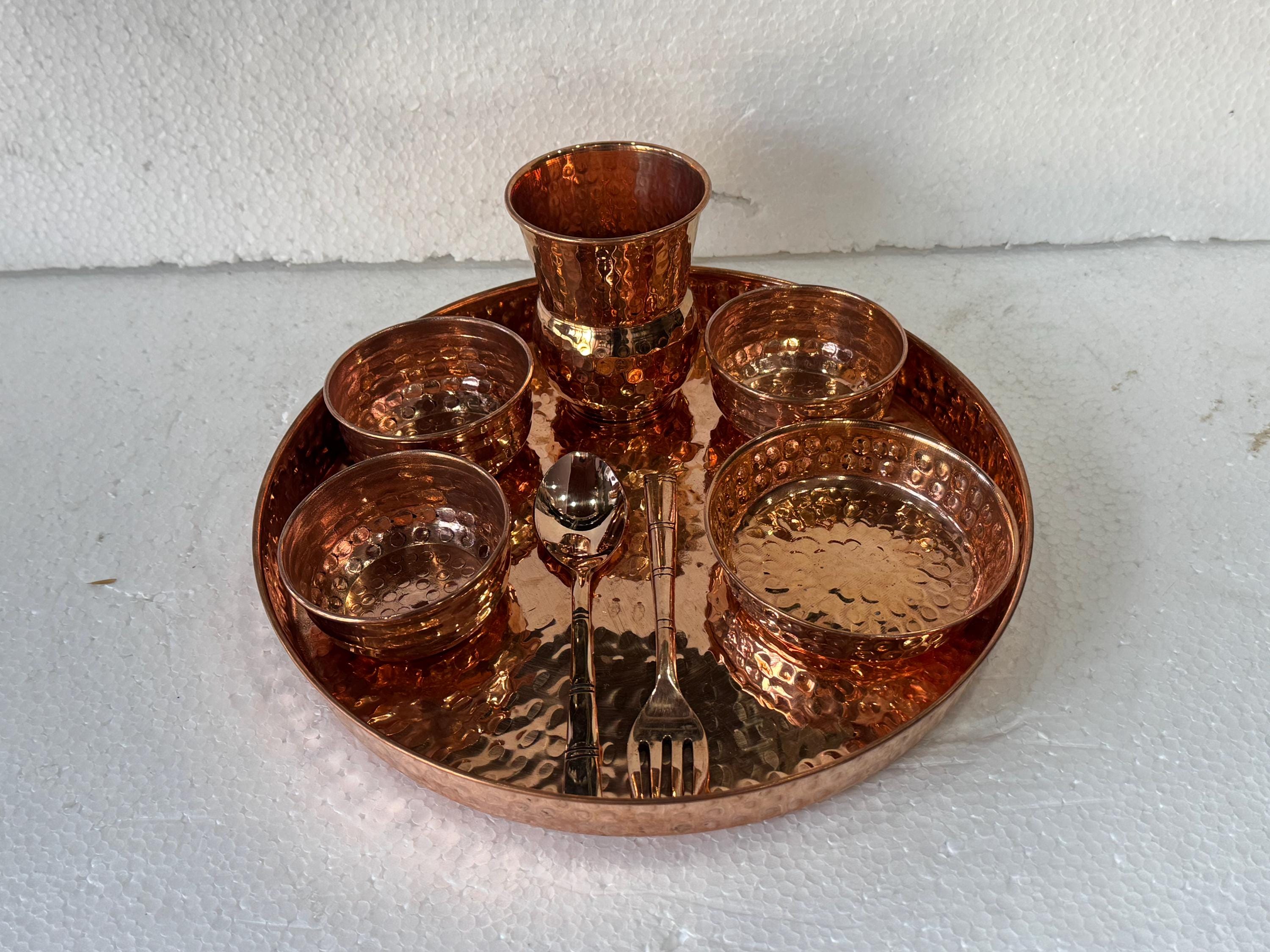Très beau verre en cuivre avec motif floral