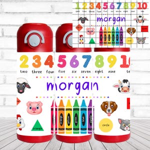 Puede incluir: Tres botellas de agua aisladas de color rojo sobre un fondo blanco. Las botellas tienen un diseño colorido con números, animales y crayones. El nombre "morgan" está impreso en cada botella.