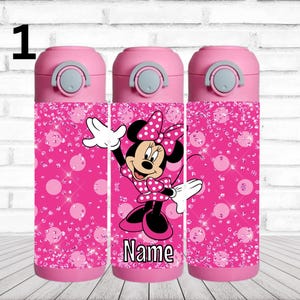 Puede incluir: Tres botellas de agua de acero inoxidable de color rosa con un diseño de Minnie Mouse. Las botellas tienen un fondo de lunares rosa y blanco con detalles de purpurina. La botella del medio tiene el texto "Name" impreso en ella.