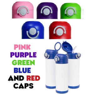 K&ouml;nnte beinhalten: Eine Auswahl an farbigen Wasserflaschenverschl&uuml;ssen in Pink, Lila, Gr&uuml;n, Blau und Rot. Das Bild zeigt auch drei wei&szlig;e Wasserflaschen mit blauen Verschl&uuml;ssen. Der Text auf dem Bild lautet "PINK PURPLE GREEN BLUE AND RED CAPS."