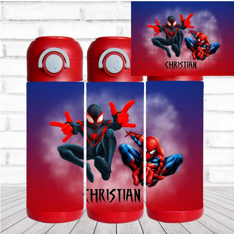 K&ouml;nnte beinhalten: Roter und blauer Becher mit Spider-Man-Figuren. Das Design umfasst zwei Spider-Man-Figuren mit dem wei&szlig;en Aufdruck "CHRISTIAN". Der Becher hat einen roten Deckel mit einem wei&szlig;en Knopf.