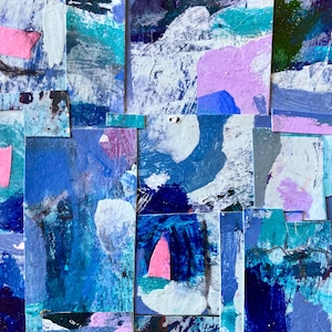 以下が含まれることがあります： 抽象的なミクストメディアのアートワーク。絵の具で描かれた紙片のコラージュ。青、ティール、白、ピンク、紫の色合いを使用。テクスチャのある筆致と重なり合う形状が特徴で、ダイナミックでレイヤー状の構成になっています。