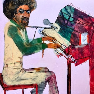 Peut inclure: Une peinture d'un homme jouant du clavier. Il porte une chemise verte et un pantalon beige. Le clavier est rouge et a une canette de soda dessus. La peinture est intitulée "James Booker - Bayou Maharaja".