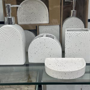 Creme neutral natürlich schlichtes Design Badezimmer 4 Stück Set Seifenspender Schale Zahnbürste Zahnpasta Halter Wohnkultur Dekoration Geschenk