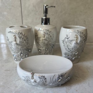 Pfau Design Badezimmer 4er Set Seifenspender Zahnbürste Zahnpasta Halter Keramik weiß home decor dekoration bling funkelnd Geschenk