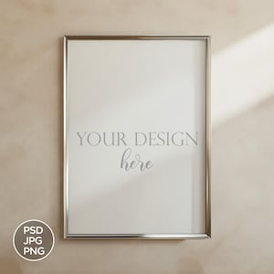 Könnte beinhalten: Ein silberner Rahmen mit weißem Hintergrund und dem Text "YOUR DESIGN here" in Grau.