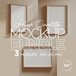 Puede incluir: Tres marcos de fotos de madera con paspartús blancos y lienzos blancos en blanco. Los marcos están dispuestos en forma escalonada en una pared beige. El texto "High Quality MOCKUP BUNDLE 3 MOCKUPS - PSD JPG PNG" está escrito en blanco debajo de los marcos. Un círculo con el texto "FRAME 5x7 RATIO" está en la esquina inferior derecha de la imagen.