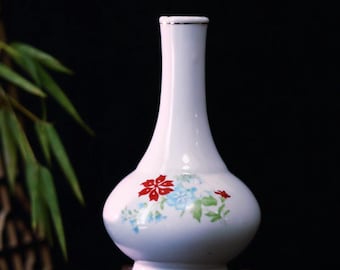 ヴィンテージ　花柄装飾の陶器瓶 1980年代のヴィンテージ中国製白釉磁器ボトル型花瓶（花のデカール付き