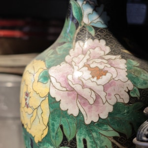 Jarrón Cloisonné chino vintage de los años 70 con diseño floral pintado a mano, decorativo vintage único en su tipo, regalo especial, decoración, artefactos históricos