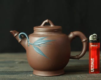Tetera Yixing Zisha vintage de 250–300 ml: Vajilla china de arcilla púrpura para té Gongfu / Vertido suave y rápido / Detalle en relieve de bambú