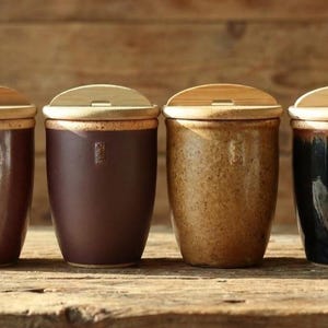 Taza de té japonesa Wabi-Sabi hecha a mano: cerámica zen de gres rústico cocido a alta temperatura con tapa de bambú (250 ml)