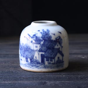 Puede incluir: Un juego de tres tazas de cerámica con un acabado moteado y mate. Las tazas son de color crema, gris claro y gris oscuro. Cada taza tiene un diseño simple y minimalista.