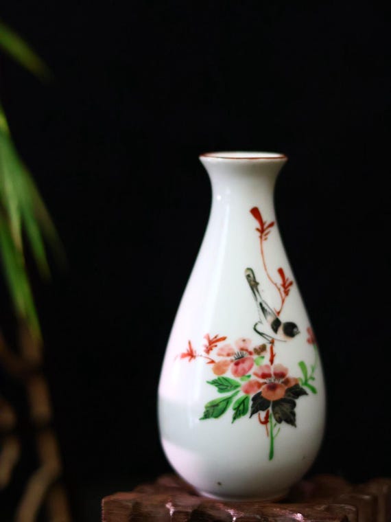 手描き花柄の磁器花瓶 1970年代のヴィンテージ中国製手描き磁器の花瓶 - 鳥と花のモチーフ