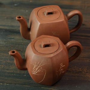 Tetera vintage Yixing Zisha facetada, tallada a mano en bambú o arcilla púrpura con forma de flor de ciruelo.
