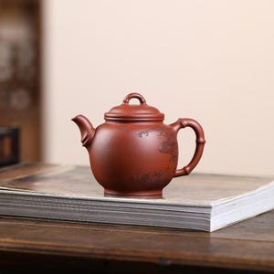 Yixing Zisha-bamboetheepot, 250 ml rode Qingshui-klei gongfu-theepot, bamboevorm met golfsnijwerk, met de hand afgewerkt Chinees theewaarcadeau