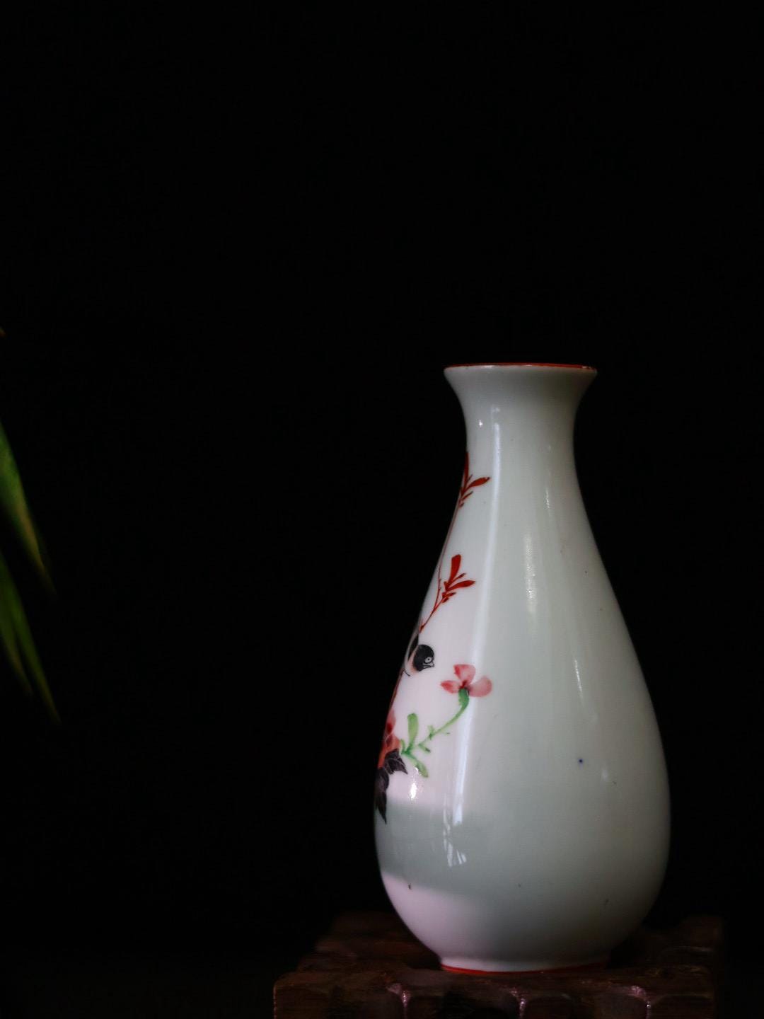 1970年代のヴィンテージ中国製手描き磁器の花瓶 – 鳥と花のモチーフ