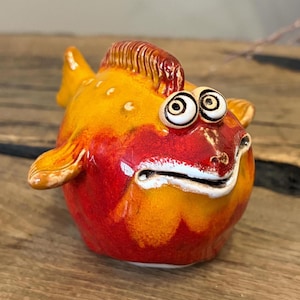 Grappig keramisch visbeeldje: handgemaakt grillig aardewerk sculptuur uniek oceaancadeau