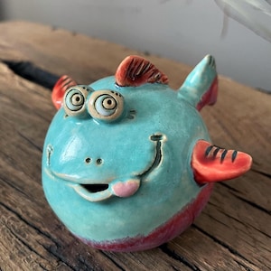 Eigenzinnig keramisch visbeeldje: handgemaakte aardewerken sculptuur, grappig oceaancadeau