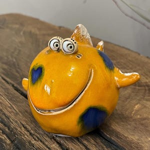 Rolig fiskfigur i keramik: Handgjord, nyckfull keramikskulptur, unik havsgåva