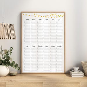 Puede incluir: Un calendario anual imprimible con fondo blanco y texto negro. El calendario está decorado con una cadena de luces amarillas en la parte superior. Los meses están etiquetados en francés: Janvier, Février, Mars, Avril, Mai, Juin, Juillet, Août, Septembre, Octobre, Novembre, Décembre.